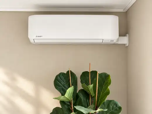 Mitsubishi Electric wandairco in een rustige woonkamer met groene plant