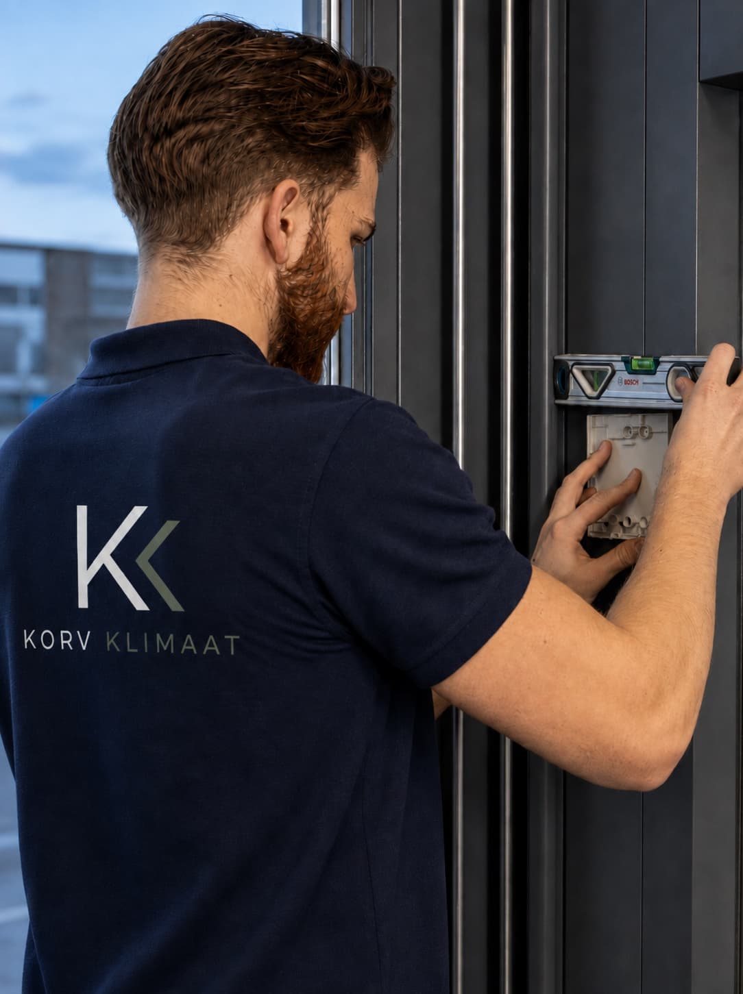 KORV Klimaat-monteur werkt zorgvuldig met een waterpas